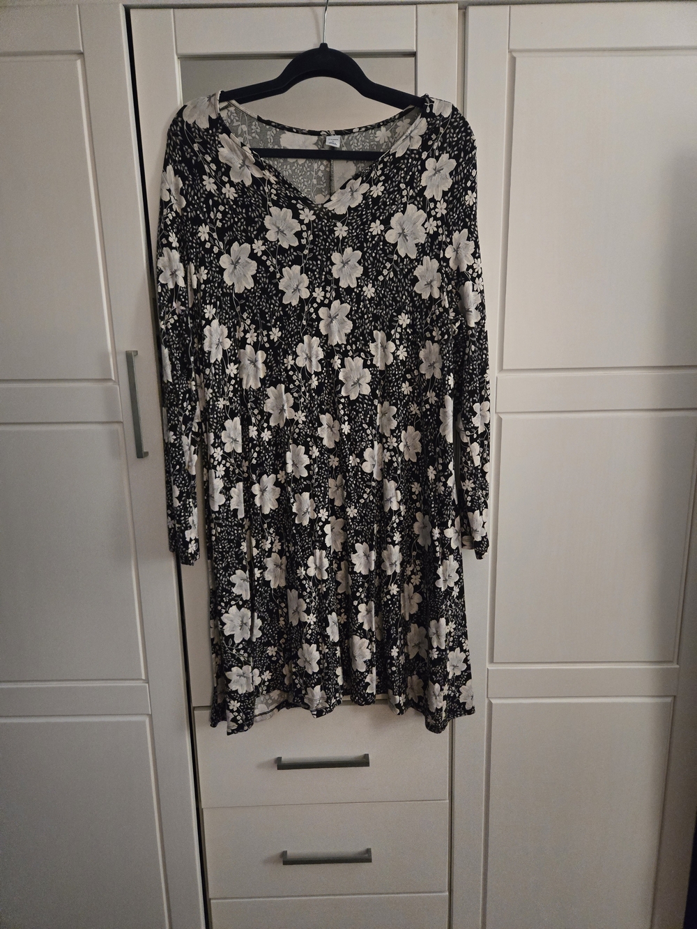 Black & White Floral V-Neck Long Sleeve Dress